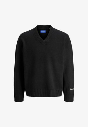 Pull noir à col en V à manches longues avec des poignets et un ourlet côtelés, petite broderie blanche sur le poignet droit, et étiquette intérieure bleue.
