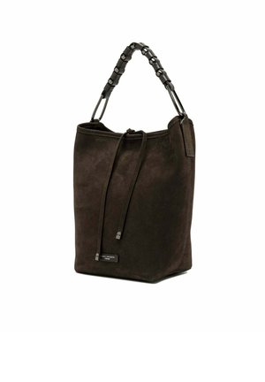 Borsa a secchiello in suede marrone scuro con chiusura a cordoncino, caratterizzata da una finitura texture e una maniglia a catena nera per il trasporto.