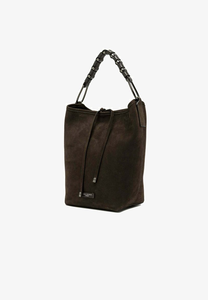 Borsa a secchiello in suede marrone scuro con chiusura a cordoncino, caratterizzata da una finitura texture e una maniglia a catena nera per il trasporto.