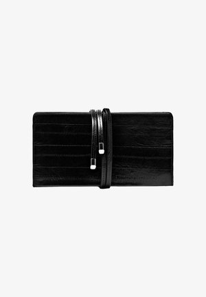 Schwarzes Lederportemonnaie mit einem schlanken, rechteckigen Design, das eine strukturierte Oberfläche, zwei dekorative Riemen und silberne Hardware-Akzente aufweist.