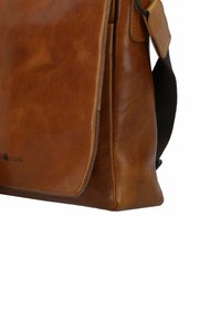 Borsa a tracolla in pelle marrone con superficie testurizzata, chiusura a patta e tracolla regolabile. Presenta un dettaglio logo in rilievo sulla parte frontale.