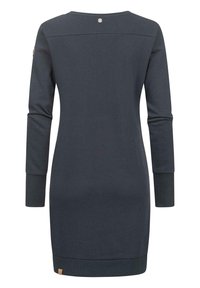 Mörkblå klänning i stickad design med långa ärmar, ribbade muddar och rundad halsringning. Har en liten silverknappdetalj på baksidan.