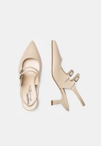 Décolleté in pelle beige con punta a punta, due cinturini regolabili con fibbie in argento e tacco a blocco basso. Finitura liscia.