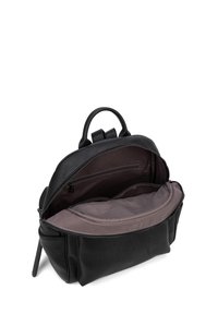 Zaino in pelle nera con esterno texturizzato, chiusura con zip, manico superiore e due scomparti interni foderati in tessuto scuro.