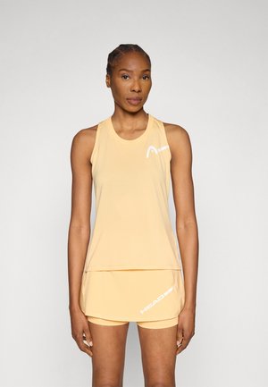 Svetložlté športové tielko s okrúhlym výstrihom a bielym logom, doplnené o zodpovedajúce šortky. Hladká textúra a priliehavý strih.