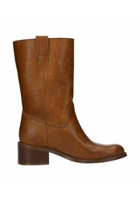 Bottine en cuir brun montant jusqu'au genou, avec un bout arrondi et un talon en bloc empilé. Dispose d'une languette à l'arrière et de détails de couture subtils.