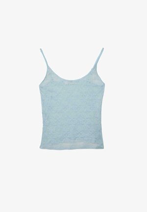 Jasnoniebieska koronkowa koszulka na ramiączkach z cienkimi, regulowanymi paskami na ramiona i kwiatowym wzorem na białym tle.