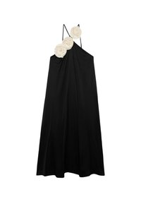 Schwarzes Kleid mit lockerer Silhouette, ausgestattet mit Spaghettiträgern und drei weißen Blumenapplikationen an einer Schulter. Glatte Stoffoberfläche.