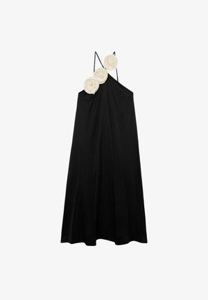Schwarzes Kleid mit lockerer Silhouette, ausgestattet mit Spaghettiträgern und drei weißen Blumenapplikationen an einer Schulter. Glatte Stoffoberfläche.