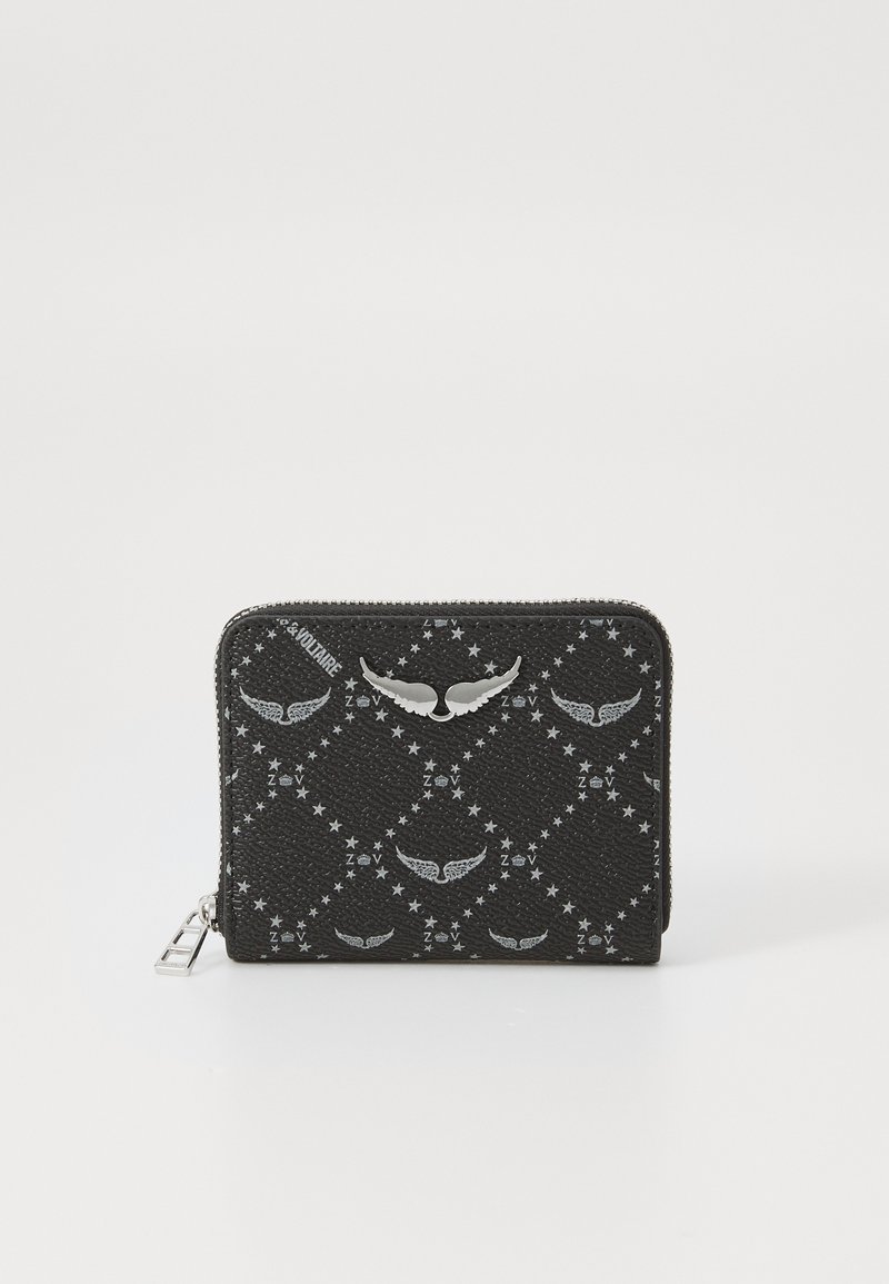 Portefeuille zippé noir avec des motifs en relief d'ailes et d'étoiles, en matériau texturé, matériel argenté, forme rectangulaire et finition lisse.