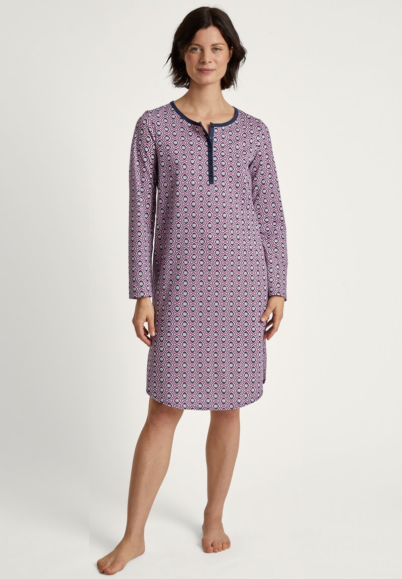 Vestito da notte a maniche lunghe in fantasia geometrica viola e rosa, con scollatura rotonda e patta con bottoni, realizzato in tessuto morbido.