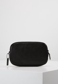 Borsello rettangolare in pelle nera con finitura testurizzata, chiusura con zip e due cursori laterali per un facile accesso. Ideale per organizzare piccoli oggetti.