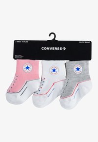 Calcetines Converse en rosa, blanco y gris. Cada uno presenta un logo redondo, acentos en el dedo del pie y el talón en contraste, y un puño acanalado para un mejor ajuste.