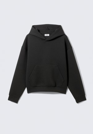 Zwarte hoodie gemaakt van zachte stof, met een kangoeroezak, een capuchon met trekkoord en geribbelde boorden en zoom. Eenvoudig ontwerp met een relaxte pasvorm.