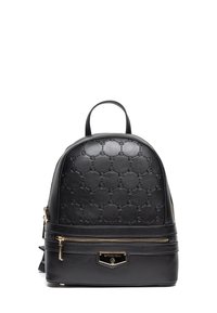 Zaino in pelle nera con motivo embossé, parte superiore arrotondata, tasca frontale con zip, dettagli in oro e manico superiore.