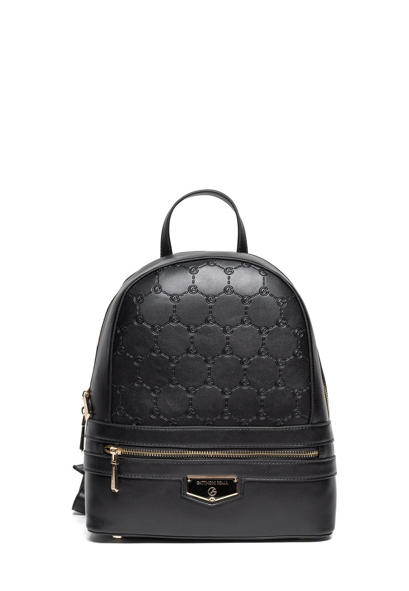 Zaino in pelle nera con motivo embossé, parte superiore arrotondata, tasca frontale con zip, dettagli in oro e manico superiore.