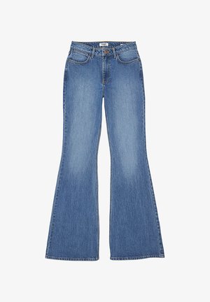 Ausgestellte blaue Denim-Jeans mit hoher Taille, fünf Taschen und Kontrastnähten; glatte Textur und klassischer Waschung.