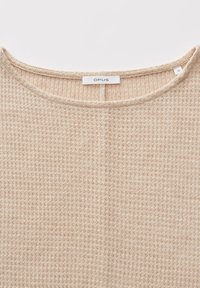 Maglione beige, testurizzato, con un motivo a coste, caratterizzato da un ampio scollo rotondo. Le etichette indicano il marchio "OPUS" e la taglia "36".