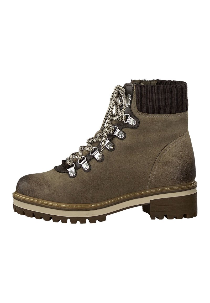 Botte de randonnée en suède marron avec un col en tricot côtelé, quincaillerie argentée et semelle beige contrastante ; présente un laçage à l'avant et une semelle épaisse.