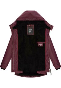 Bordeauxkleurige buitenjas met een zwarte nepvachtvoering, voorzien van een rits en drukknoopslUITINGEN, binnenlabel en rode accentdetails.