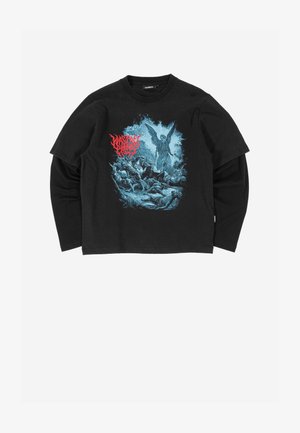 Čierne tričko s dlhým rukávom, ktoré má modrý grafický dizajn anjela medzi postavami s červeným textom nad dielom. Bavlnený materiál, uvoľnený strih.