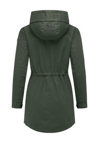 Zielona kurtka z kapturem, z taliowanym pasem, długimi rękawami i guzikami jako ozdobą. Wykonana z gładkiego materiału o lekko błyszczącej teksturze.