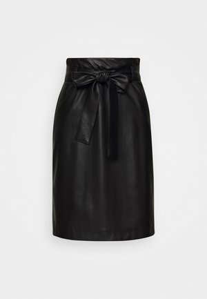 Schwarzer hoch taillierter Rock aus Kunstleder mit breitem Gürtel, der in einer Schleife an der Taille gebunden ist, vor weißem Hintergrund gezeigt.