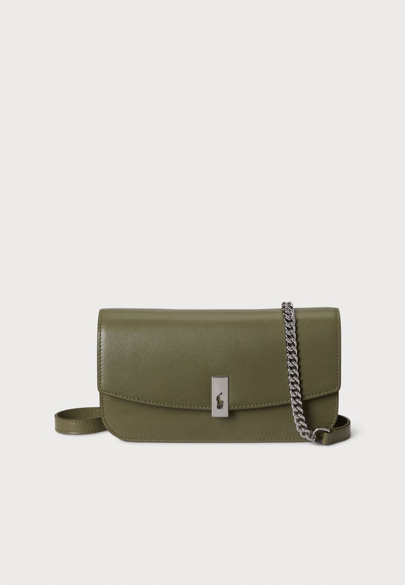 Bolso de mano de cuero verde oliva con cierre de solapa, herrajes plateados y correa de cadena desmontable. Textura suave, forma rectangular.