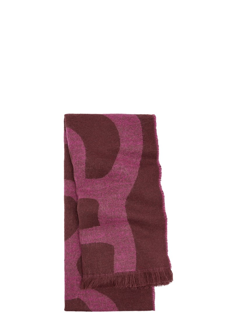Dziana szal w bordo podstawie z różowym abstrakcyjnym wzorem i frędzlami. Wykonana z miękkiego materiału, ma prostokątny kształt.