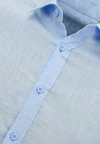 Lichtblauw linnen overhemd met een button-down kraag, voorzien van vijf lichtblauwe knopen langs de sluiting en een gestructureerde stof.