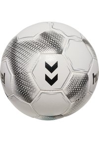 Hvid fodbold med sorte og grå geometriske mønstre, der har en struktureret overflade og sekskantede paneler. Brandlogo synligt.