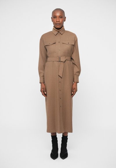 Robe longue marron à manches longues en tissu texturé, avec un devant à boutons, deux poches poitrine et une taille ceinturée assortie.