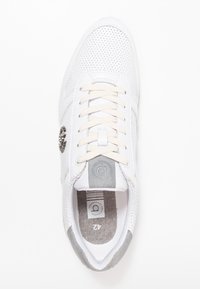 Baskets blanches avec panneaux en mesh, lacets crème et accents gris. Présentent un logo sur le côté et une semelle en caoutchouc texturée. Taille 42 à l'intérieur.