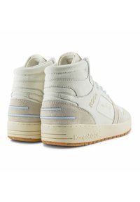 Weißes Leder- und Wildleder-Hochtop-Sneaker. Mit gesteppten Akzenten und einer Gummisohle. Branding an der Seite mit blauen Ösen.