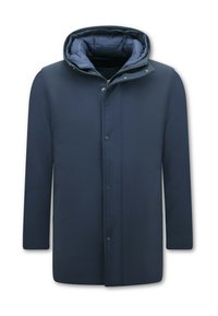 Navyblauwe gewatteerde jas met een afneembare capuchon, drukknoopsluiting aan de voorkant en twee zijzakken. Gladde stof met een subtiele gestreepte textuur.