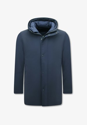 Navyblauwe gewatteerde jas met een afneembare capuchon, drukknoopsluiting aan de voorkant en twee zijzakken. Gladde stof met een subtiele gestreepte textuur.