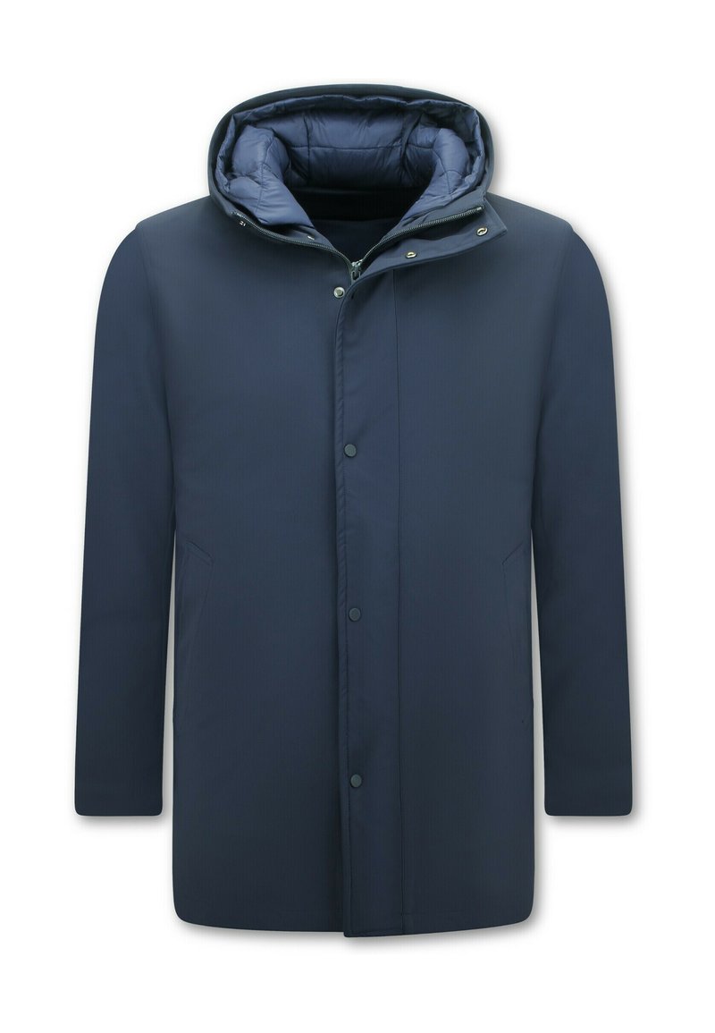 Navyblauwe gewatteerde jas met een afneembare capuchon, drukknoopsluiting aan de voorkant en twee zijzakken. Gladde stof met een subtiele gestreepte textuur.