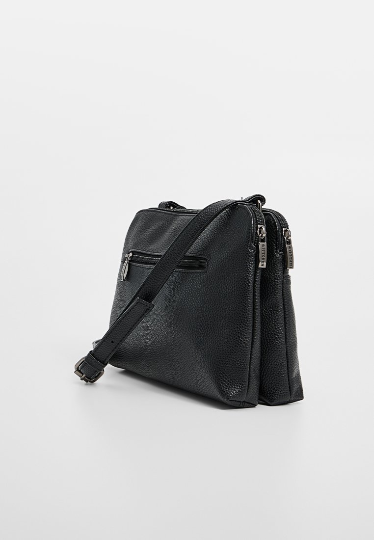 Schwarze Lederhandtasche mit strukturierter Oberfläche, zwei mit Reißverschluss versehenen Fächern, einem verstellbaren Tragegurt und Hardware in Silberfarbe. Kompaktes Design.