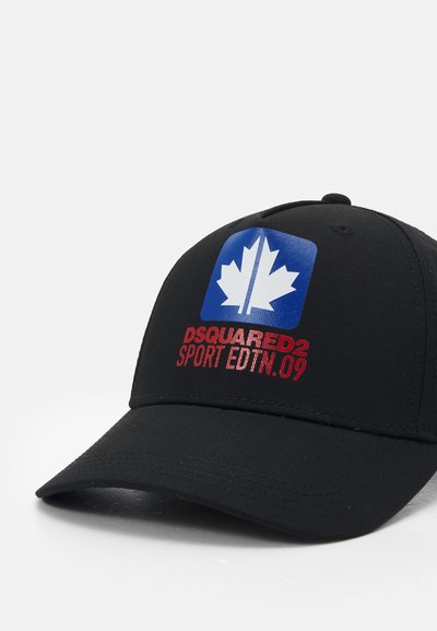 Cappellino da baseball nero con una toppa rettangolare blu che presenta una foglia d'acero bianca. Sotto la toppa, il testo rosso recita "DSQUARED2 SPORT EDTN.09".