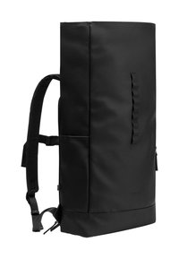 Sac à dos noir en matériau imperméable, de forme rectangulaire, équipé de bretelles réglables, d'une poche frontale et d'un accent texturé vertical.