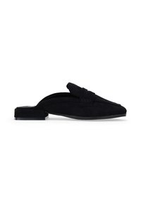 Zapato negro de ante tipo slip-on con tacón plano. Presenta una punta afilada y un diseño de parte superior doblada, proporcionando una textura suave y un perfil elegante.