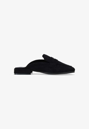 Zapato negro de ante tipo slip-on con tacón plano. Presenta una punta afilada y un diseño de parte superior doblada, proporcionando una textura suave y un perfil elegante.