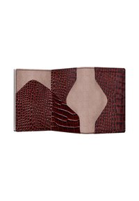 Portafoglio in pelle marrone con effetto coccodrillo e dettagli in suede beige, caratterizzato da un esclusivo design geometrico e una texture liscia.