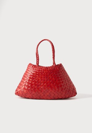 Sac à main en cuir tressé rouge avec une forme triangulaire arrondie et deux poignées tressées, présenté sur un fond clair uni.