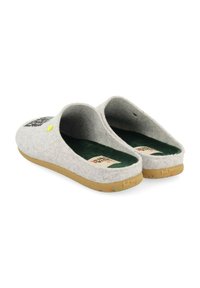 Zapatillas de casa grises con una suave plantilla verde, forma redondeada, suela de cuero y un pequeño punto de acento amarillo. Decoradas con un diseño estampado.