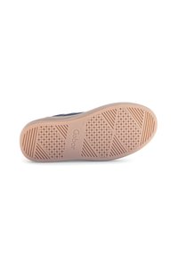 Semelle de chaussure avec une semelle en caoutchouc beige présentant des motifs géométriques, le nom de la marque "Gabor" et la taille "4 1/2" visibles.