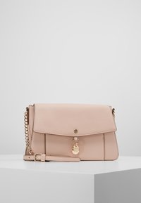 Borsa a tracolla in pelle rosa chiaro con una tracolla in catena dorata, chiusura a patta e un charm decorativo. Presenta un design elegante e una superficie testurizzata.