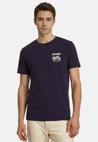 Camiseta de algodón azul marino con un logotipo blanco que presenta un diseño de motocicleta en el lado izquierdo del pecho y mangas cortas, textura suave, cuello redondo.