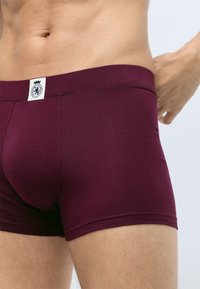 Bordeaux boxershorts lavet af blødt bomuldsblandingsstof, med et logo-patch på taljen og en stram pasform med glatte kanter.