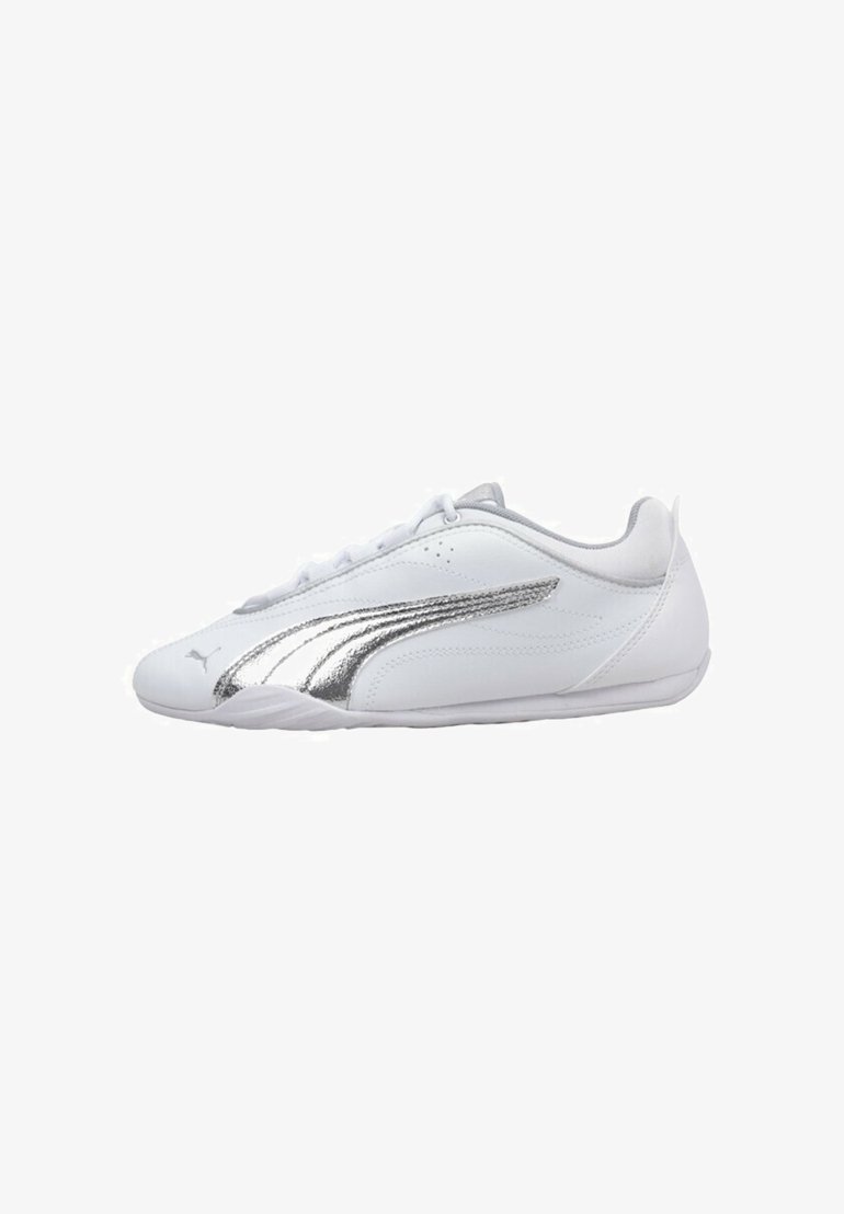 Baskets blanches à profil bas avec une bande logo Puma argentée sur le côté, lacets blancs et semelle en caoutchouc fine.